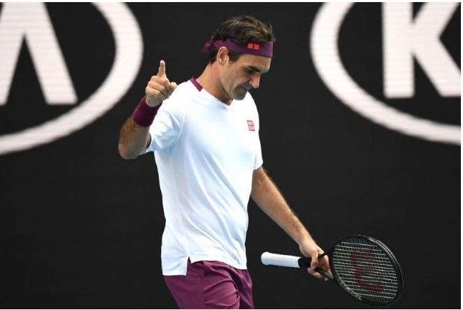 Roger Federer finger