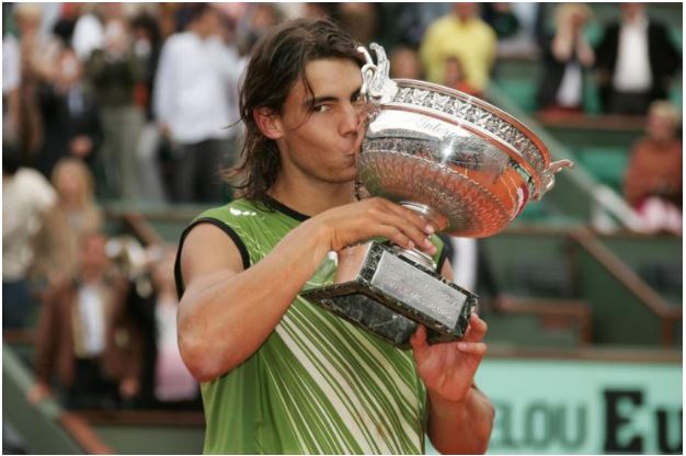 Rafael Nadal kiss trophy