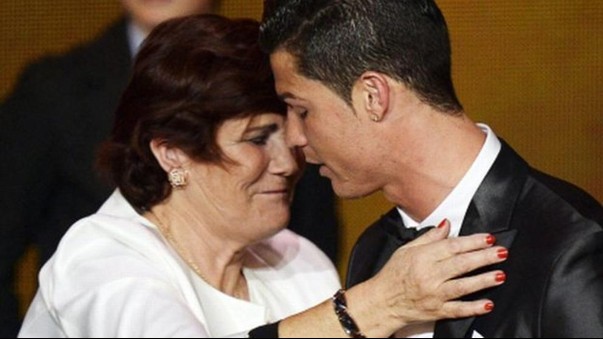 Ronaldo hold mum