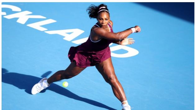 Serena Williams play on court