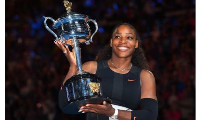 Serena Williams lift trophy