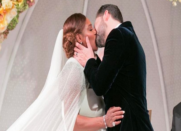Serena Williams kisses Alexis Ohanian at wedding