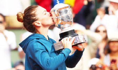 Simona Halep kissed her Trophy