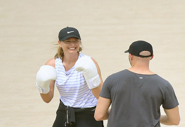 Maria Sharapova practiced at LA beach with her trainer.