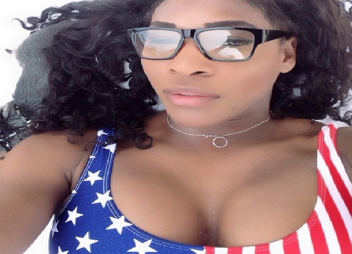 Serena Williams flaunts her toned body