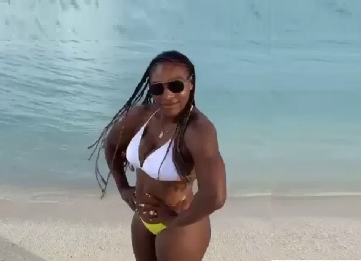 Serena Williams shows off muscular body on the beach