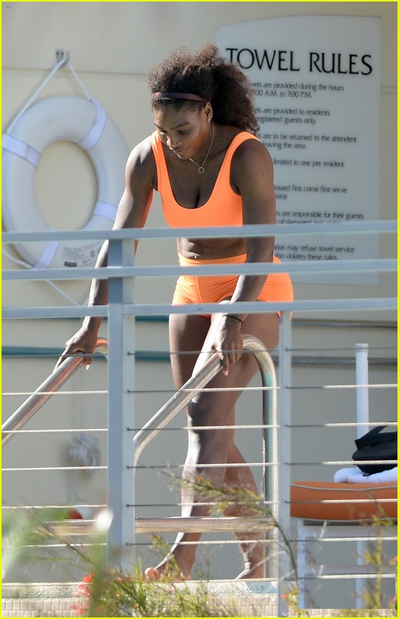 Serena Williams Hang Out in Bright Bikini