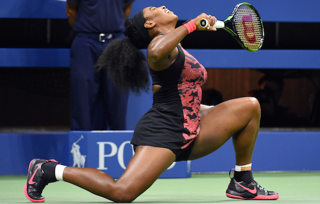 Serena Williams does splits again