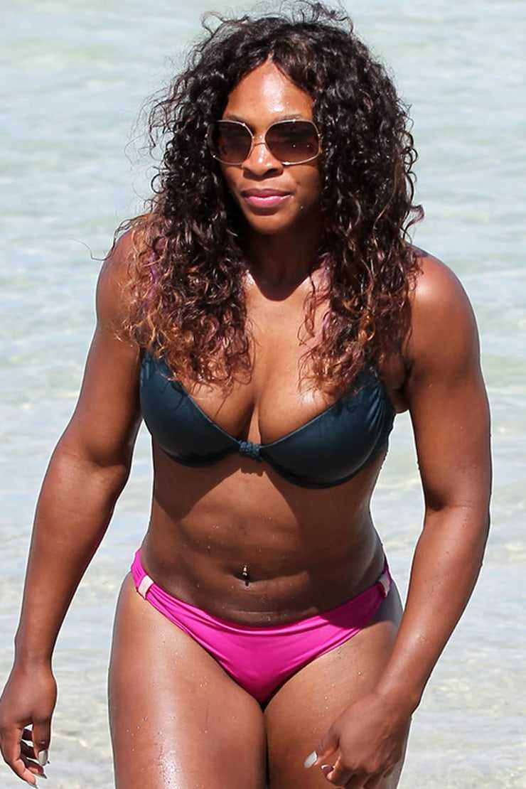 Serena Williams Queen shows off body figure