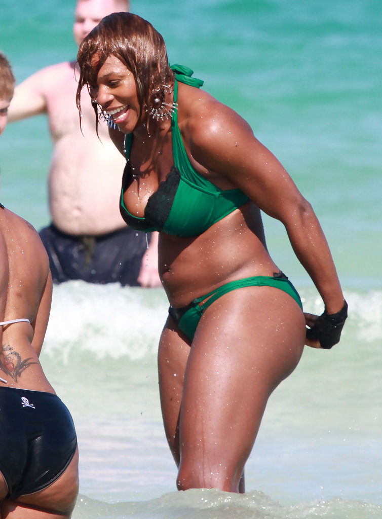 Serena Williams flaunts body in one beach outing
