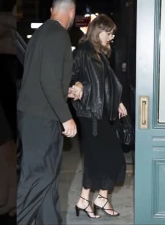 TAYLOR SWIFT AND TRAVIS KELCE’S OHIO MANSION BARBECUE HAS FANS TALKING! ❤️